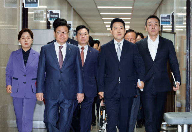 국민의힘 장동혁 대표와 정점식 원내대표를 비롯한 최고위원들이 지난 13일 국회에서 열린 최고위원회의에 참석하기 위해 입장하고 있다. 연합뉴스