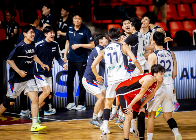 한국 U-18 남자 농구대표팀 선수들이 18일 인도 구자라트주에서 열린 2026 FIBA) U-18 아시안컵 D조 조별예선 3차전에 출전, 일본을 꺾은 직후 환호하고 있다. FIBA 홈페이지 제공