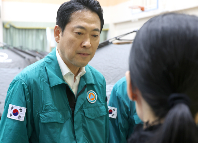 국민의힘 장동혁 대표가 18일 오전 경남 거제시 옥포초등학교에 마련된 호우 피해 주민 임시 대피시설을 찾아 피해 대한적십자사 관계자와 이야기를 나누고 있다. 연합뉴스