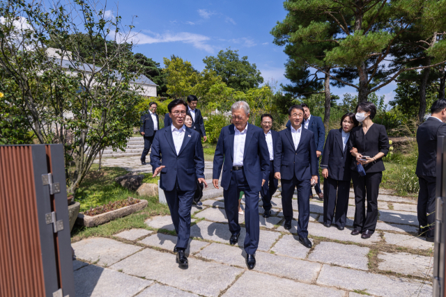 더불어민주당 김민석 대표가 19일 경남 양산시 평산마을 문재인 전 대통령 사저를 방문, 문 전 대통령을 예방한 뒤 문 전 대통령과 사저를 나서고 있다. 연합뉴스