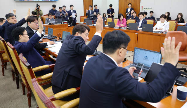 19일 국회에서 열린 국토교통위원회 전체회의에서 본회의에 계류 중인 