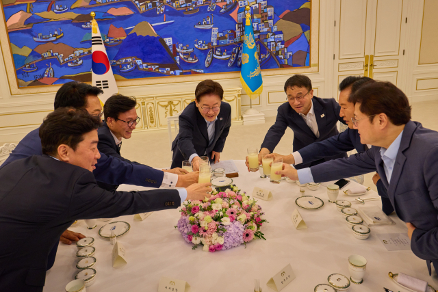 이재명 대통령이 19일 청와대에서 열린 더불어민주당 당대표·후보자 만찬 간담회에서 건배하고 있다. 왼쪽부터 강훈식 비서실장, 송영길 후보, 김민석 대표, 이재명 대통령, 한병도 원내대표, 정청래 후보, 홍익표 정무수석. 연합뉴스