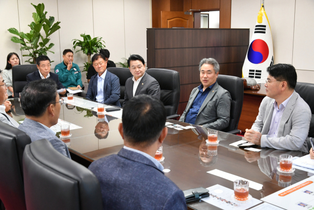 박 준 의장이 한국자율관리어업공동체 경남도연합회 임원들과 간담회을 하고 있다.