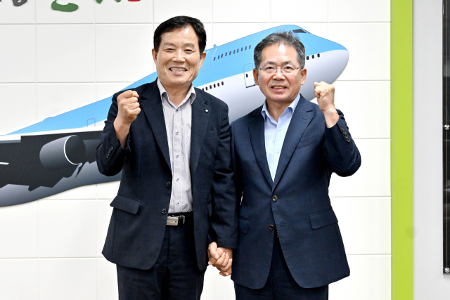 김진열 대구 군위군수와 최유철 경북 의성군수는 19일 군위군청에서 만나 대구경북신공항 사업 지연에 따른 주민 고통을 공감하고 사업의 조속한 추진을 위해 긴밀하게 협력하기로 했다. 군위군 제공.