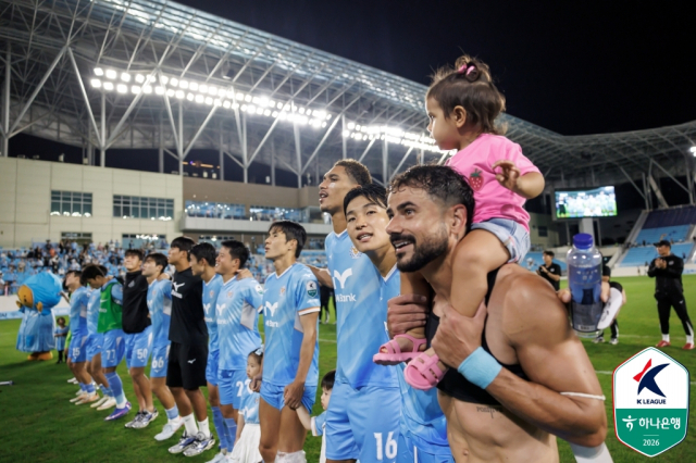 프로축구 K리그2 대구FC 세징야(사진 오른쪽 첫 번째)가 지난 16일 충남아산FC와의 경기에서 승리 후 동료들과 함께 기뻐하고 있다. K리그 제공