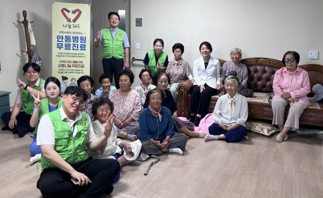 안동병원은 올 연말까지 격월로 산불피해지역 주민들을 찾아 무료 한방진료를 이어간다. 안동병원 제공