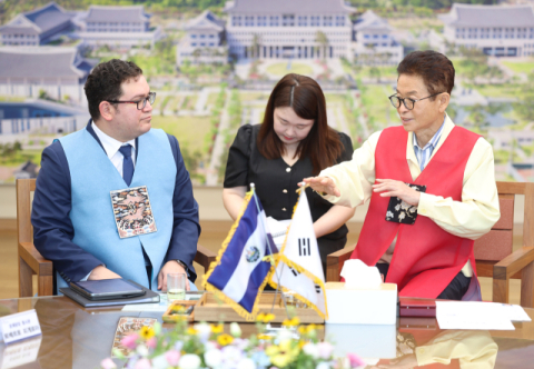 주한 엘살바도르 대사, 경북도청 찾아 산업·문화 교류 확대 논의