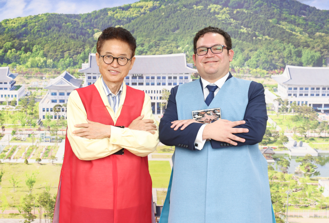경북도청을 찾은 페데리코 미구엘 게레로 아벤다뇨 주한 엘살바도르 대사. 경북도 제공.