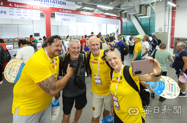 2026 대구세계마스터즈육상경기대회(WMAC) 개막을 하루 앞둔 20일 대구스타디움에서 참가 선수들이 훈련을 하고 있다. 이번 대회에는 106개국 1만1천여 명이 참가해 트랙·필드·로드레이스 등 34개 종목에서 기량을 겨룬다. 대회는 21일 개회식을 시작으로 다음 달 3일까지 대구스타디움 일원에서 열릴 예정이다. 안성완 기자 asw0727@imaeil.com