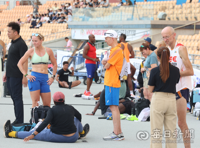 2026 대구세계마스터즈육상경기대회(WMAC) 개막을 하루 앞둔 20일 대구스타디움에서 참가 선수들이 훈련을 하고 있다. 이번 대회에는 106개국 1만1천여 명이 참가해 트랙·필드·로드레이스 등 34개 종목에서 기량을 겨룬다. 대회는 21일 개회식을 시작으로 다음 달 3일까지 대구스타디움 일원에서 열릴 예정이다. 안성완 기자 asw0727@imaeil.com