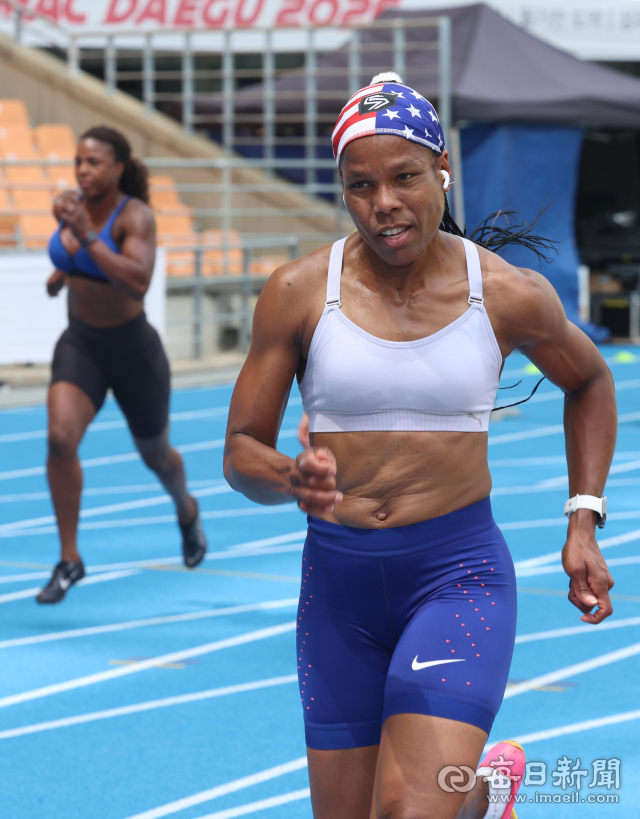 2026 대구세계마스터즈육상경기대회(WMAC) 개막을 하루 앞둔 20일 대구스타디움에서 참가 선수들이 훈련을 하고 있다. 이번 대회에는 106개국 1만1천여 명이 참가해 트랙·필드·로드레이스 등 34개 종목에서 기량을 겨룬다. 대회는 21일 개회식을 시작으로 다음 달 3일까지 대구스타디움 일원에서 열릴 예정이다. 안성완 기자 asw0727@imaeil.com