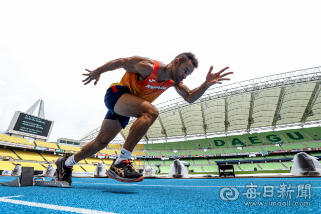2026 대구세계마스터즈육상경기대회(WMAC) 개막을 하루 앞둔 20일 대구스타디움에 마련된 선수등록센터에서 참가 선수들이 등록 절차를 밟고 있다. 이번 대회에는 106개국 1만1천여 명이 참가해 트랙·필드·로드레이스 등 34개 종목에서 기량을 겨룬다. 대회는 21일 개회식을 시작으로 다음 달 3일까지 대구스타디움 일원에서 열릴 예정이다. 안성완 기자 asw0727@imaeil.com