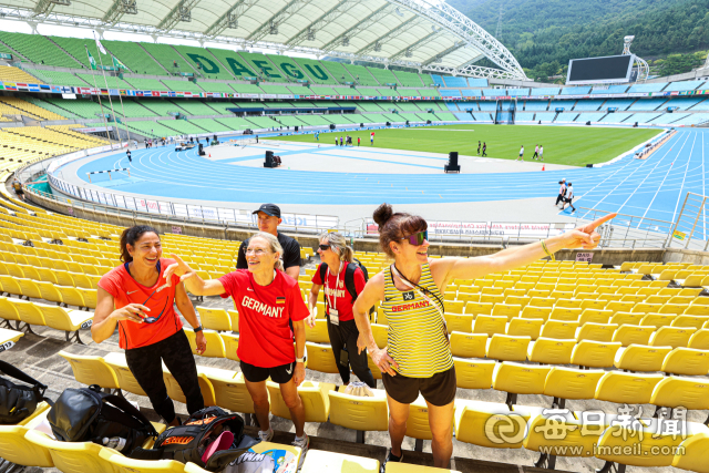 2026 대구세계마스터즈육상경기대회(WMAC) 개막을 하루 앞둔 20일 대구스타디움에서 참가 선수들이 훈련을 하고 있다. 이번 대회에는 106개국 1만1천여 명이 참가해 트랙·필드·로드레이스 등 34개 종목에서 기량을 겨룬다. 대회는 21일 개회식을 시작으로 다음 달 3일까지 대구스타디움 일원에서 열릴 예정이다. 안성완 기자 asw0727@imaeil.com
