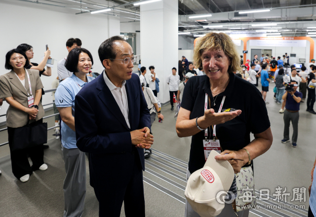 2026 대구세계마스터즈육상경기대회(WMAC) 개막을 하루 앞둔 20일 대구스타디움에서 추경호 대구시장과 마깃 정만(Margit Jungmann) 세계마스터즈육상연맹(WMA) 회장이 대회의 성공적인 개최를 위해 의견을 나누고 있다. 안성완 기자 asw0727@imaeil.com