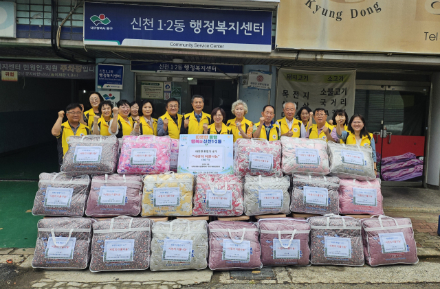 신천1·2동 민간사회안전망위, 취약계층에 이불 50채 전달