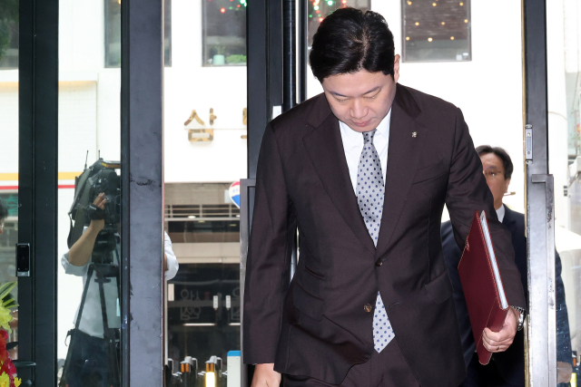 국민의힘 진종오 의원이 20일 서울 여의도 중앙당사에서 열린 당 중앙윤리위원회에 출석하고 있다. 연합뉴스