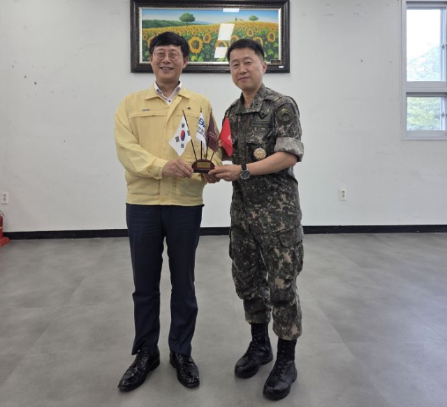 송상근 부산항만공사 사장(왼쪽)과 방현석 국군수송사령관이 을지연습 현장에서 기념촬영을 하고 있다. 부산항만공사 제공