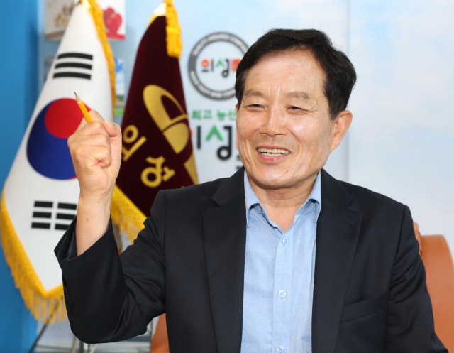 최유철 의성군수가 지역 대표 농산물인 