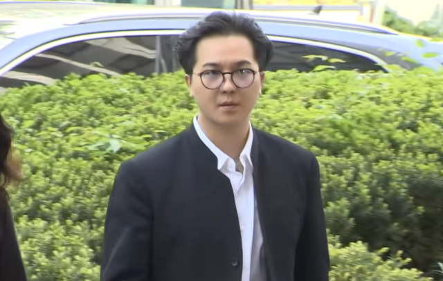 병역법 위반 혐의로 기소된 송민호 씨가 21일 서울서부지방법원에 출석하고 있다. 채널A 캡쳐