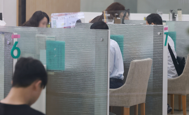사진은 서울 시내 한 은행 창구 모습. 연합뉴스