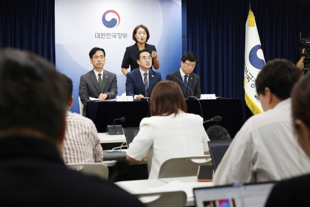 박홍근 기획예산처 장관이 21일 서울 종로구 정부서울청사 브리핑룸에서 열린 재정운용전략협의회 관련 관계부처 합동브리핑에서 발표문을 낭독하고 있다. 왼쪽부터 김민재 행정안전부 차관, 박홍근 기획처 장관, 최교진 교육부 장관. 2026.8.21. 기획처 제공