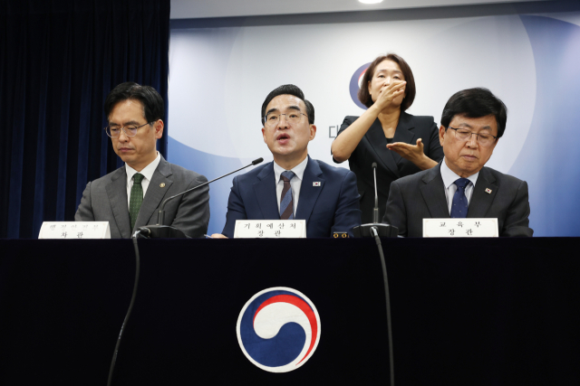 박홍근 기획예산처 장관이 21일 서울 종로구 정부서울청사 브리핑룸에서 열린 재정운용전략협의회 관련 관계부처 합동브리핑에서 발표문을 낭독하고 있다. 왼쪽부터 김민재 행정안전부 차관, 박홍근 기획처 장관, 최교진 교육부 장관. 2026.8.21. 기획처 제공