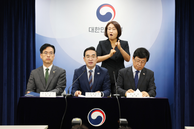 박홍근 기획예산처 장관이 21일 서울 종로구 정부서울청사 브리핑룸에서 열린 재정운용전략협의회 관련 관계부처 합동브리핑에서 발표문을 낭독하고 있다. 왼쪽부터 김민재 행정안전부 차관, 박홍근 기획처 장관, 최교진 교육부 장관. 2026.8.21. 기획처 제공