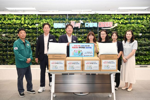 동래구와 지역 복지관 관계자들이 폭염 취약계층을 위한 냉감 이불 전달식에서 기념촬영을 하고 있다. [사진=동래구]