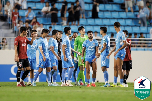 프로축구 K리그2 대구FC 선수들이 22일 부산 아이파크와의 경기가 1대1 무승부로 끝난 뒤 아쉬워하고 있다. K리그 제공