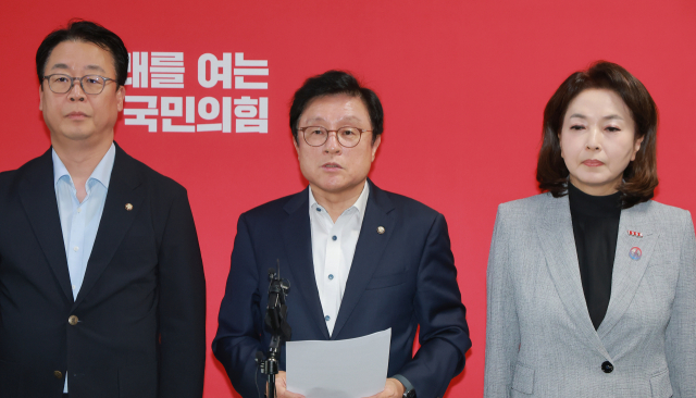 국회 법제사법위원회 야당 간사인 국민의힘 박형수 의원 등 국민의힘 법사위원들이 21일 국회에서 이날 법사위가 여권 주도로 조희대 대법원장·노경필 법원행정처장에 대한 증인 출석 요구의 건을 의결한 것, 현안 질의 일정을 잡은 것 등과 관련해 기자회견하고 있다. 연합뉴스