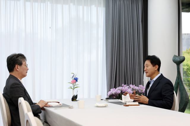 오세훈 서울시장(오른쪽)이 3일 서울 용산구 서울시장 공관에서 유승민 전 의원을 만나 면담을 하고 있다. 연합뉴스