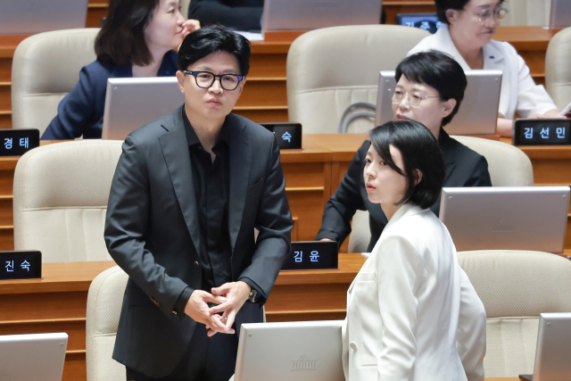 무소속 한동훈 의원과 국민의힘 배현진 의원이 20일 국회에서 열린 8월 임시국회 제1차 본회의에서 대화하고 있다. 연합뉴스