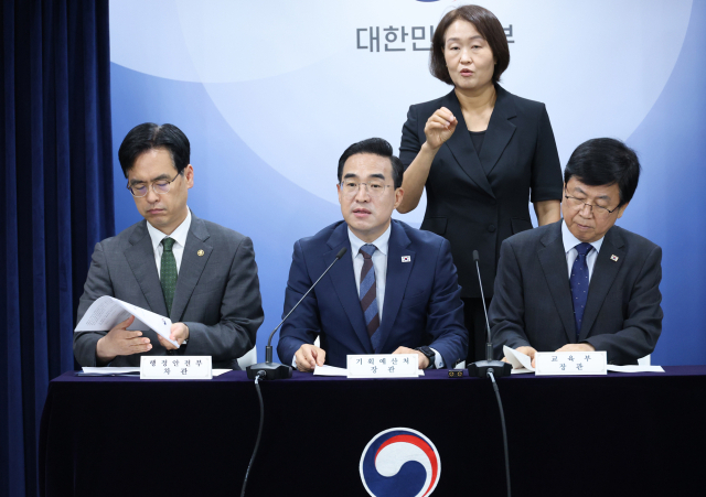 박홍근 기획예산처 장관(가운데)과 최교진 교육부 장관(오른쪽), 김민재 행정안전부 차관이 21일 서울 종로구 정부서울청사에서 지방교육재정교부금 개편 관계부처 합동브리핑을 하고 있다. 연합뉴스