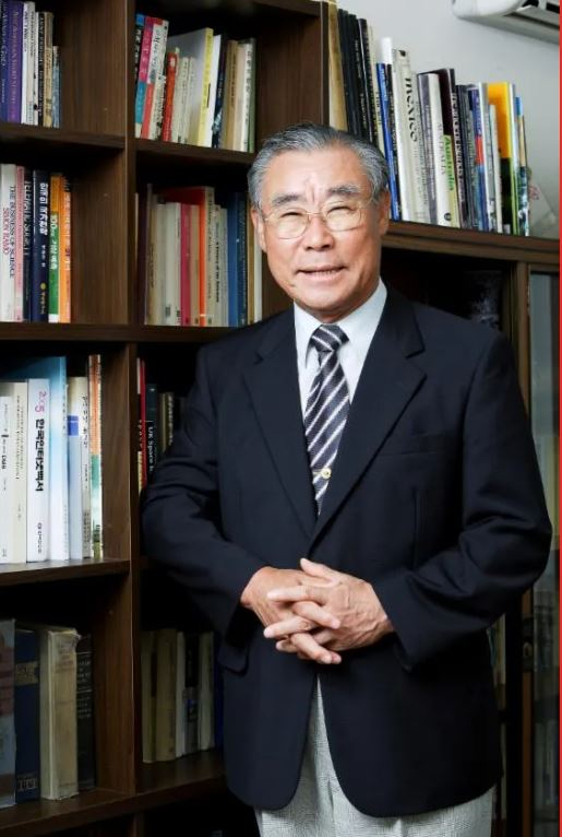 대구공고 출신 최순달 박사. 그는 5공 정부가 추진한 전자교환기(TDX) 개발을 총지휘했고, 체신부 장관으로 입각하여 교환기 납품권을 무기로 대기업 회장들 등을 떠밀어 반도체 사업에 참여시켰다.