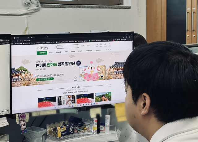한 시민이 영주장날 사이트를 둘러보고 있다. 영주시 제공