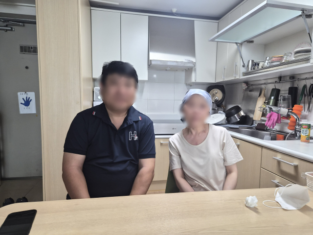 신혼부부 특별공급으로 입주한 포항 LH 임대아파트. 거실 식탁에 마주 앉은 이정훈(가명) 씨와 아내 박지연(가명) 씨의 모습이다. 독한 항암 치료의 부작용으로 두건을 쓴 채 깡마른 아내의 모습이 심장에 생긴 희귀암의 참혹한 고통을 짐작게 한다. 배형욱 기자