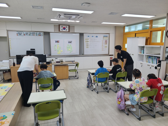 경북교육청이 추진하고 있는 수업보듬이 사업은 담임교사와 1명과 자원봉사자 1명 등 교실 내 2명이 배치 돼 생활지도와 학습권 보장이 동시에 달성되는 것이 특징이다. 경북교육청 제공