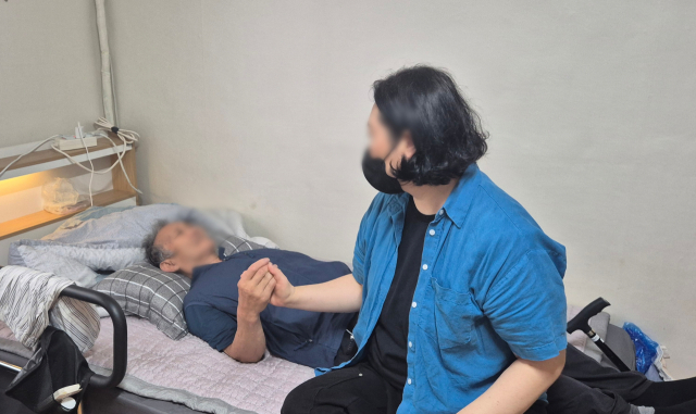 영수(83·가명) 씨는 치매 증상에 척추협착증, 신장·심장질환을 앓고 있다. 그가 의지할 수 있는 사람은 50대 딸뿐이다. 신중언 기자