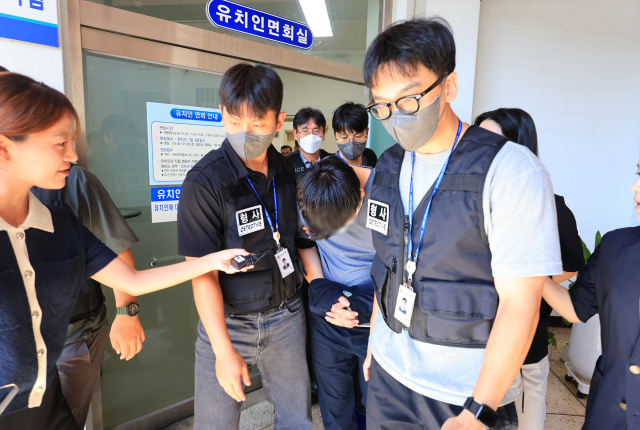 실종사건 허위 종결 등 혐의를 받는 A 경장이 24일 오전 체포적부심사를 받으러 가기 위해 제주동부경찰서 유치장에서 나오고 있다. 연합뉴스