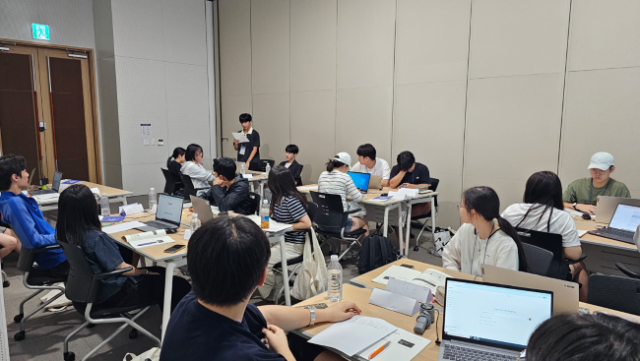고등학교 영재학급 학생들이 AI 기술을 활용한 해양 현안 해결 프로젝트를 진행하고 있다. [사진=부산교육청]