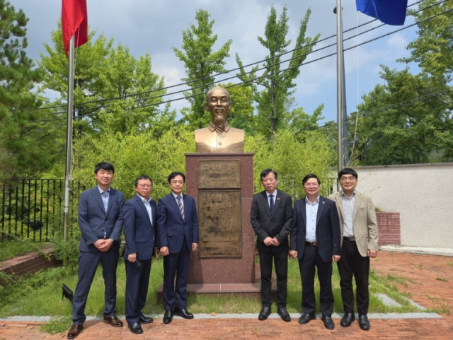 최기영 봉화군수는 지난 24일 주한 베트남대사관을 방문해 부 호(Vu Ho) 대사를 만나 한-베 교류협력 방안을 논의했다. 봉화군 제공