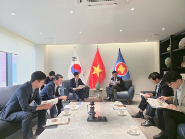 최기영 봉화군수는 지난 24일 주한 베트남대사관을 방문해 부 호(Vu Ho) 대사를 만나 한-베 교류협력 방안을 논의했다. 봉화군 제공