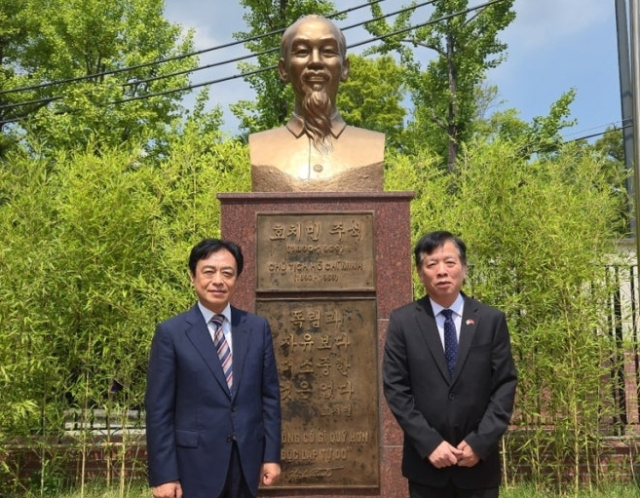 최기영 봉화군수(왼쪽)는 지난 24일 주한 베트남대사관을 방문해 부 호(Vu Ho) 대사를 만나 한-베 교류협력 방안을 논의했다. 봉화군 제공