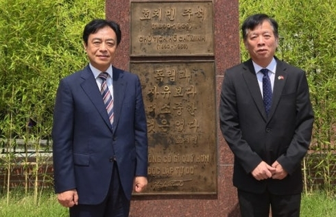 최기영 봉화군수(왼쪽)는 지난달 24일 주한 베트남대사관을 방문해 부 호(Vu Ho) 대사를 만나 한-베 교류협력 방안을 논의했다. 봉화군 제공