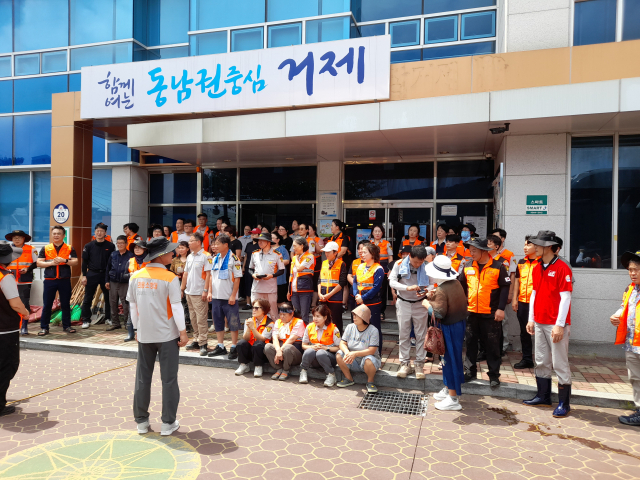 봉화군은 지난 22일 쏟아진 폭우로 수해를 입은 거제시의 긴급 복구를 돕기 위해 봉화소방서와 의용소방대원 등 15명으로 꾸려진 지원단을 현지에 파견했다. 봉화군 제공