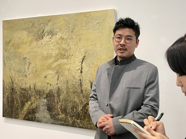 유키마사 이다 작가가 우손갤러리 대구에서 자신의 작품에 대해 설명하고 있다. 이연정 기자