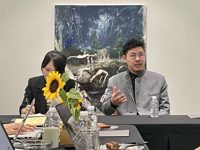 유키마사 이다 작가가 우손갤러리 대구에서 자신의 작품에 대해 설명하고 있다. 이연정 기자