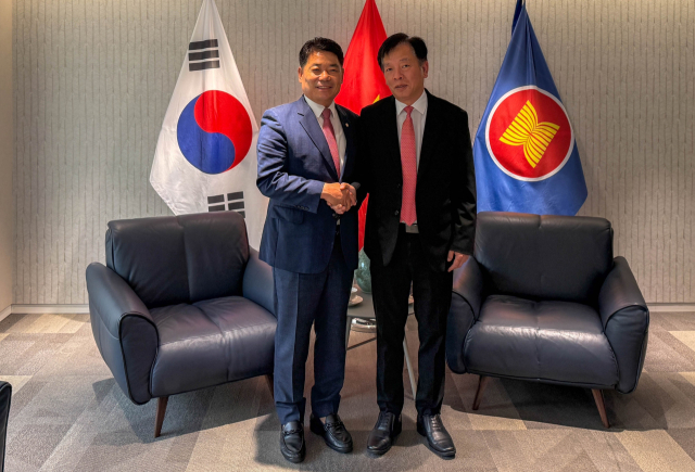 이상근 영주시의회 의장이 베트남 부호 대사를 만났다. 영주시의회 제공