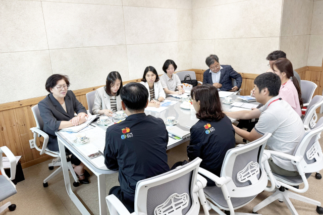 경남 산청군보건의료원 관계자 6명은 최근 청송군보건의료원을 방문해 진료 부문 민간 위탁 운영 현황과 의료진 확보 방안, 진료과 운영체계 등을 살펴봤다. 청송군 제공