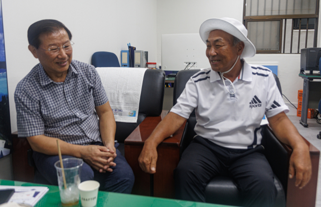 한오름 산악회 창립회장인 이동로(오른쪽) 고문과 박진흠(왼쪽) 전 회장. 이화섭 기자